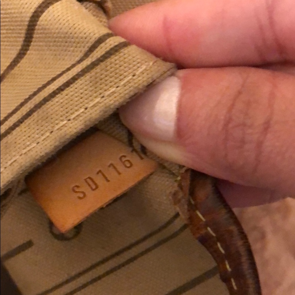 Louis Vuitton Neverfull MM - Picture 4 of 8
